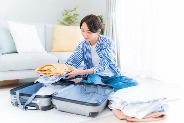 さくらモバイルの海外WiFi の口コミ評判を調べる女性