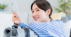 海外でスマホを楽しむ女性