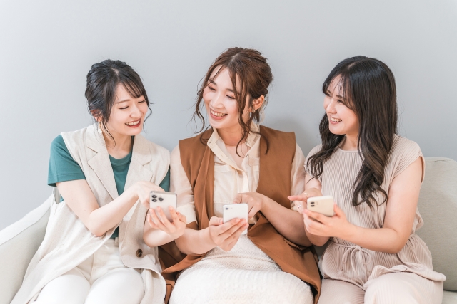 楽天ポケットWi-Fiの海外使用について話す女性たち