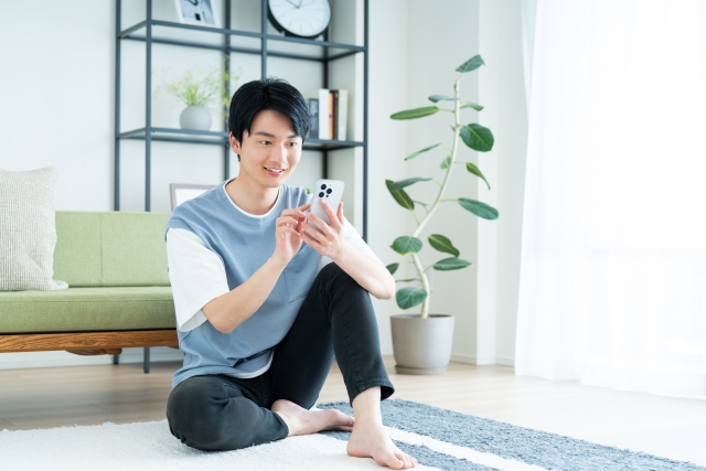 さくらモバイルの海外WiFi の口コミ評判を調べる男性