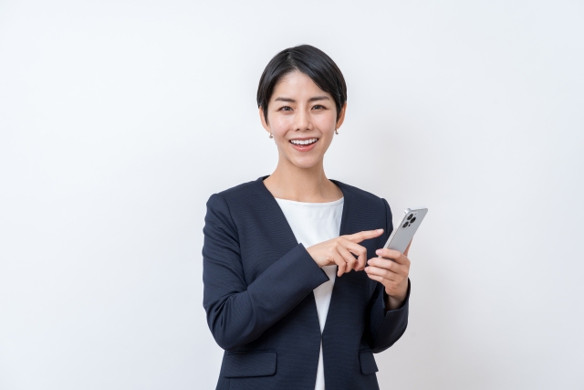 海外用ポケットWi-Fi/モバイルルーターを探す女性