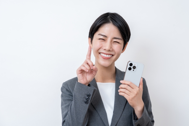ahamoがベトナムで使えるのか調べる女性