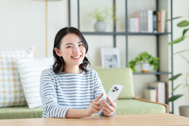 さくらモバイルの海外WiFi の口コミ評判を調べる女性