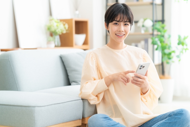 さくらモバイルの海外WiFi の口コミ評判を調べる女性