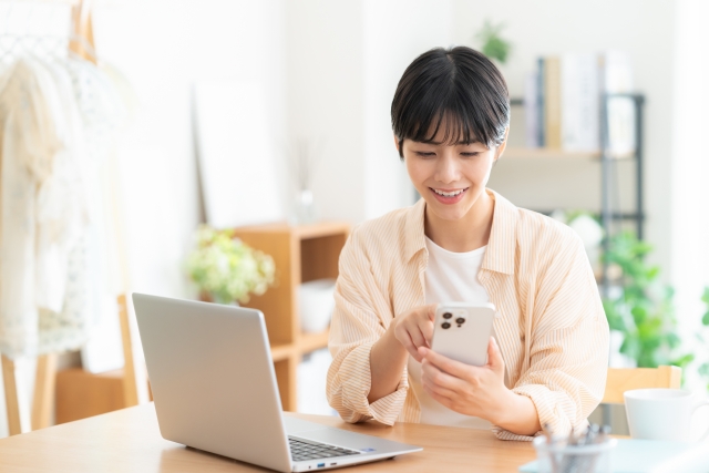 楽天ポケットWi-Fiの海外使用を解説する女性