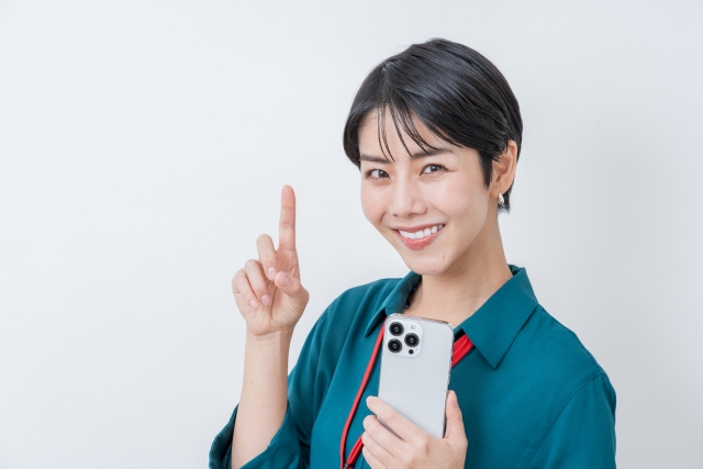 さくらモバイルの海外WiFi の口コミ評判を調べる女性
