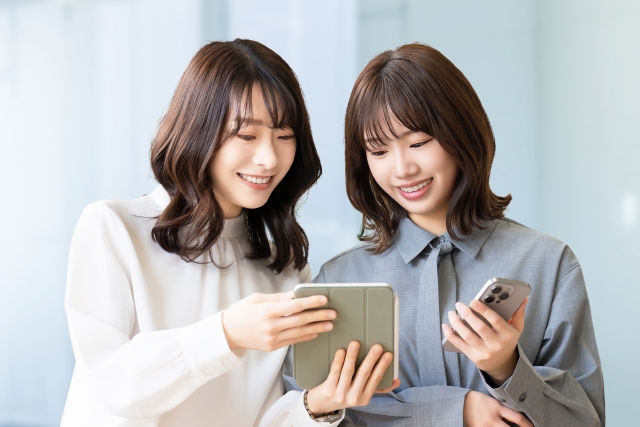 ahamoがシンガポールで使えるのか調べる女性