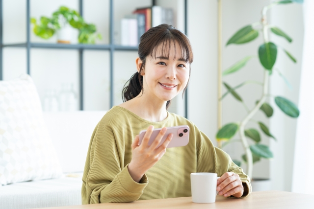 ahamoがシンガポールで使えるのか調べる女性