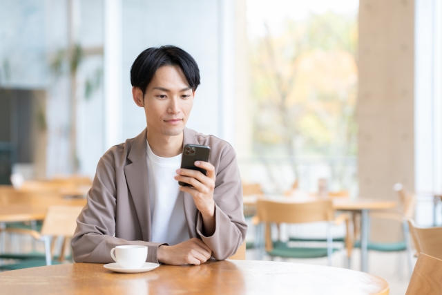 楽天ポケットWi-Fiの海外使用を解説する男性
