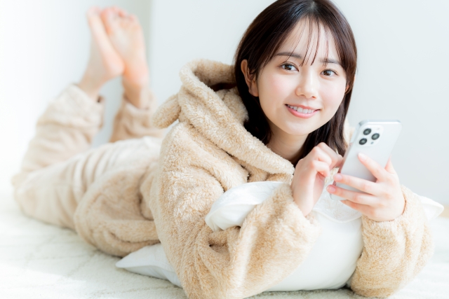 楽天ポケットWi-Fiの海外使用を解説する女性