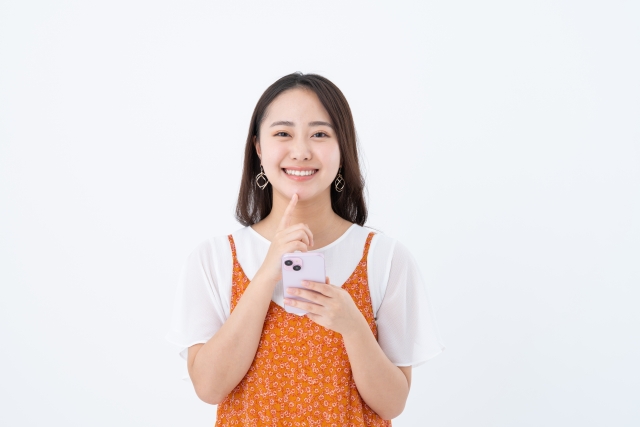 ahamoがシンガポールで使えるのか調べる女性