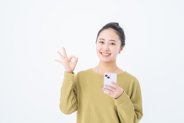 楽天ポケットWi-Fiの海外使用を解説する女性