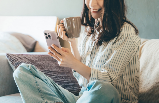 ahamoがベトナムで使えるのか調べる女性
