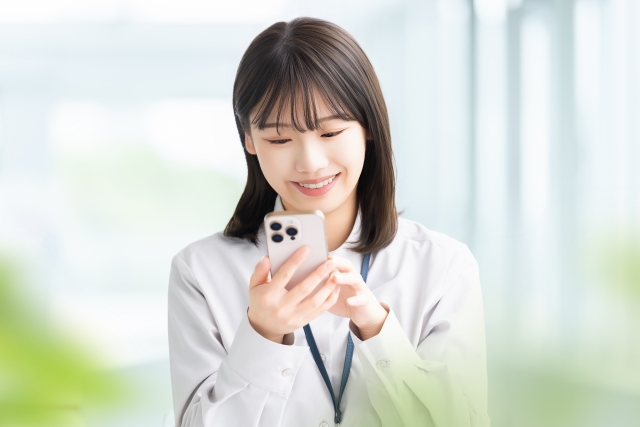 ahamoがシンガポールで使えるのか調べる女性