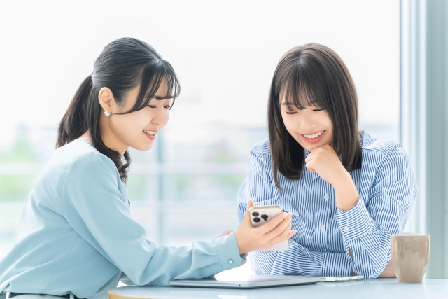 ahamoがベトナムで使えるのか調べる女性