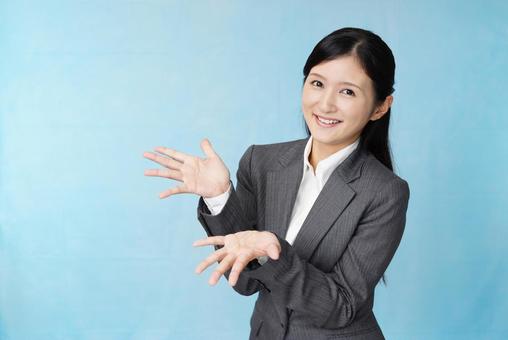 海外旅行に持っていかない方がよいものの後にパッキングのコツを解説する女性