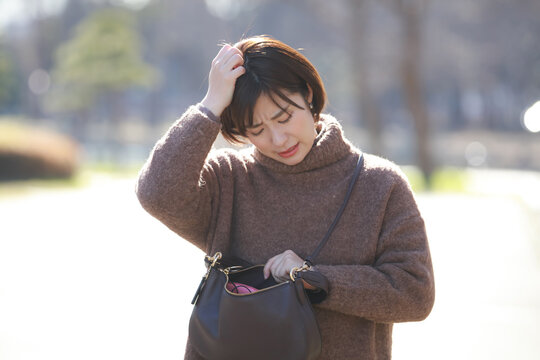海外渡航で充電器を忘れた女性