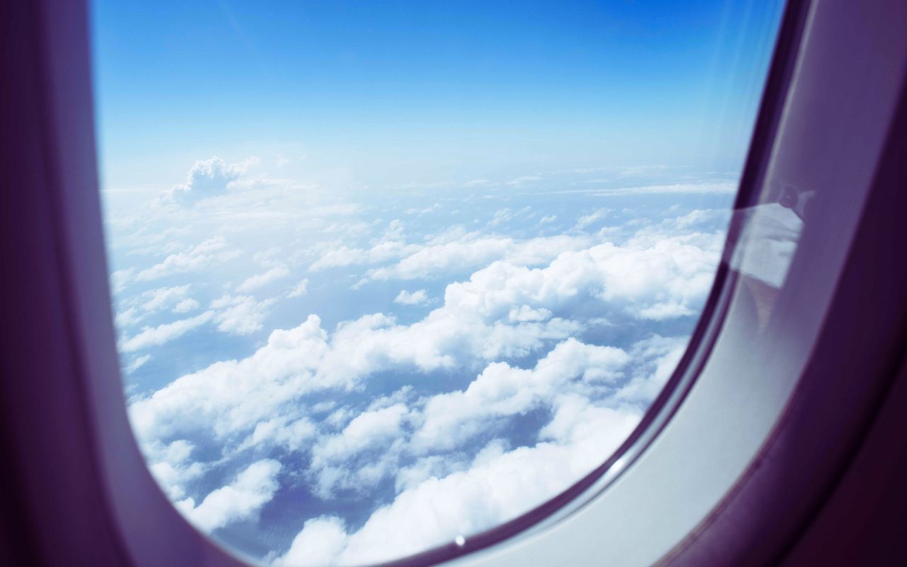 飛行機内