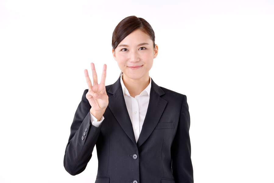 海外旅行に持っていかない方がよいものを解説した後にWi-Fiレンタルを選ぶコツについて話す人