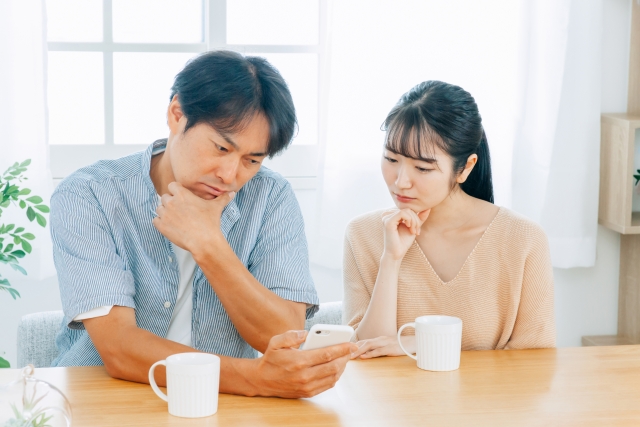 楽天モバイルをシンガポールで使う方法を調べる夫婦