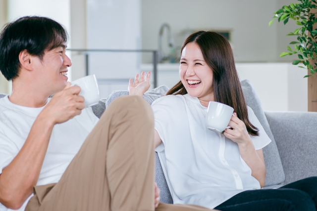 楽天モバイルをシンガポールで使う方法を調べる夫婦