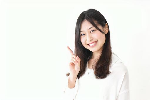 海外でおすすめのエアタグの類似品を解説する女性