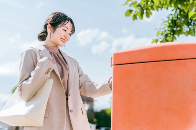 ポストへWi-Fiルーターを返却する女性