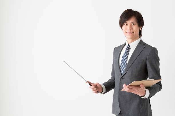 海外渡航予定者に向けてエアタグの説明をする男性