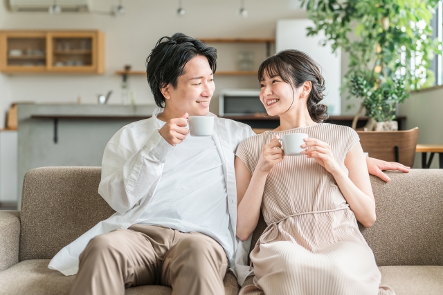 楽天モバイルをベトナムで使う方法を調べる夫婦