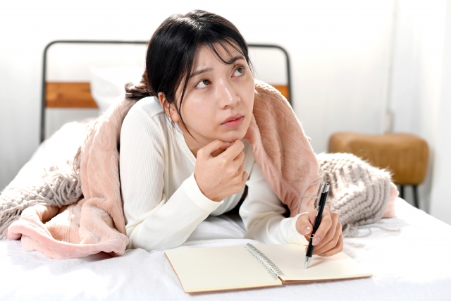 auの海外ポケットwifi/モバイルルーターについて調べる女性