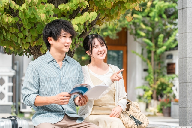 ahamoを香港で使う方法を調べる夫婦