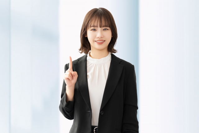 ソフトバンクの海外ポケットWiFiについて調べる女性