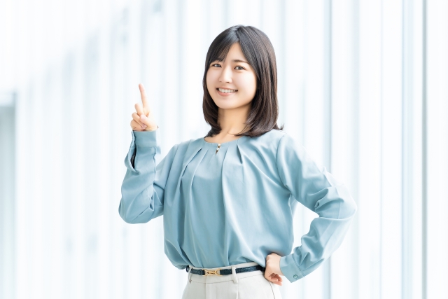 ヒースロー空港のwifiレンタルについて調べる女性