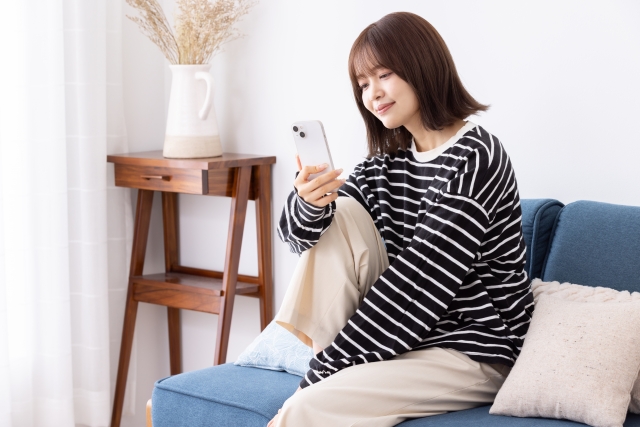ahamoを香港で使う方法を調べる女性