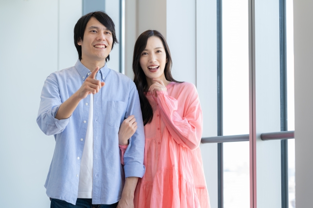 ahamoを香港で使う方法を調べる夫婦