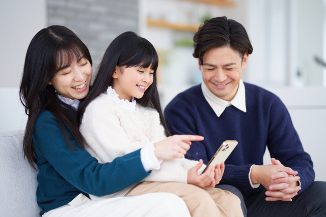 auの海外ポケットwifi/モバイルルーターについて調べる家族