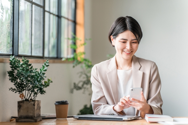 ヒースロー空港のwifiレンタルについて調べる女性