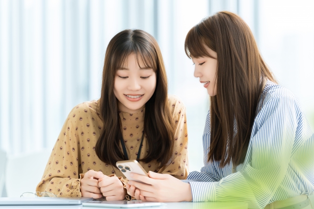 ソフトバンクの海外ポケットWiFiについて調べる女性