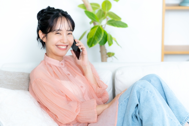 ヒースロー空港のwifiレンタルについて調べる女性