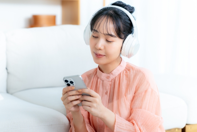 ソフトバンクの海外ポケットWiFiについて調べる女性