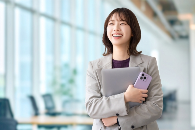 楽天モバイルをベトナムで使う方法を調べる女性