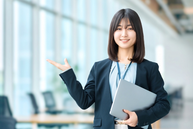 ahamoを香港で使う方法を調べる女性
