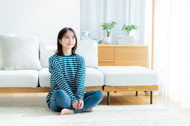 パリのwifiレンタル について調べる女性