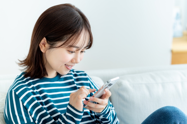 楽天モバイルをシンガポールで使う方法を調べる女性
