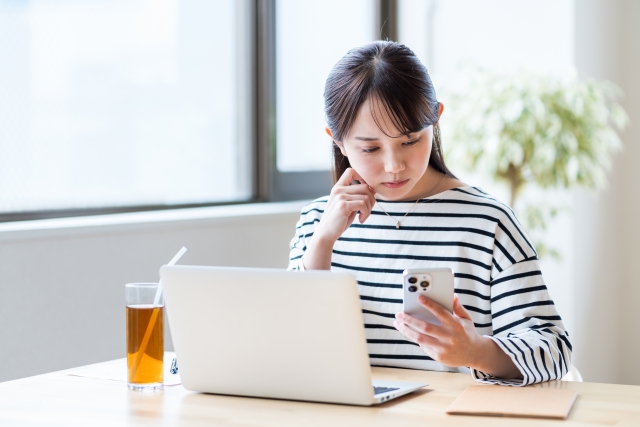 auの海外ポケットwifi/モバイルルーターについて調べる女性