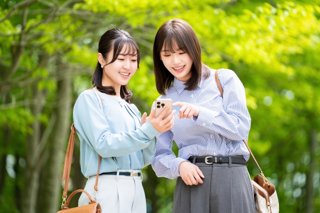 パリのwifiレンタル について調べる女性