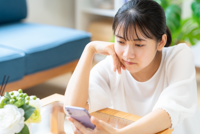 ahamoを香港で使う方法を調べる女性