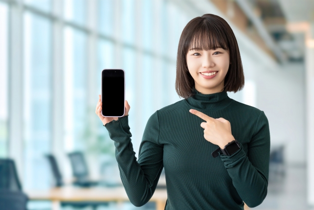 パリのwifiレンタル について調べる女性