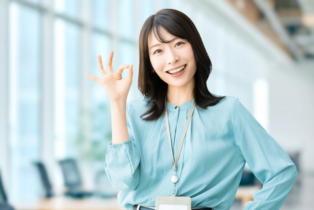 楽天モバイルをシンガポールで使う方法を調べる女性