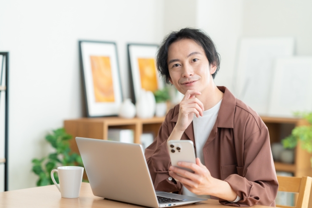 パリのwifiレンタル について調べる男性